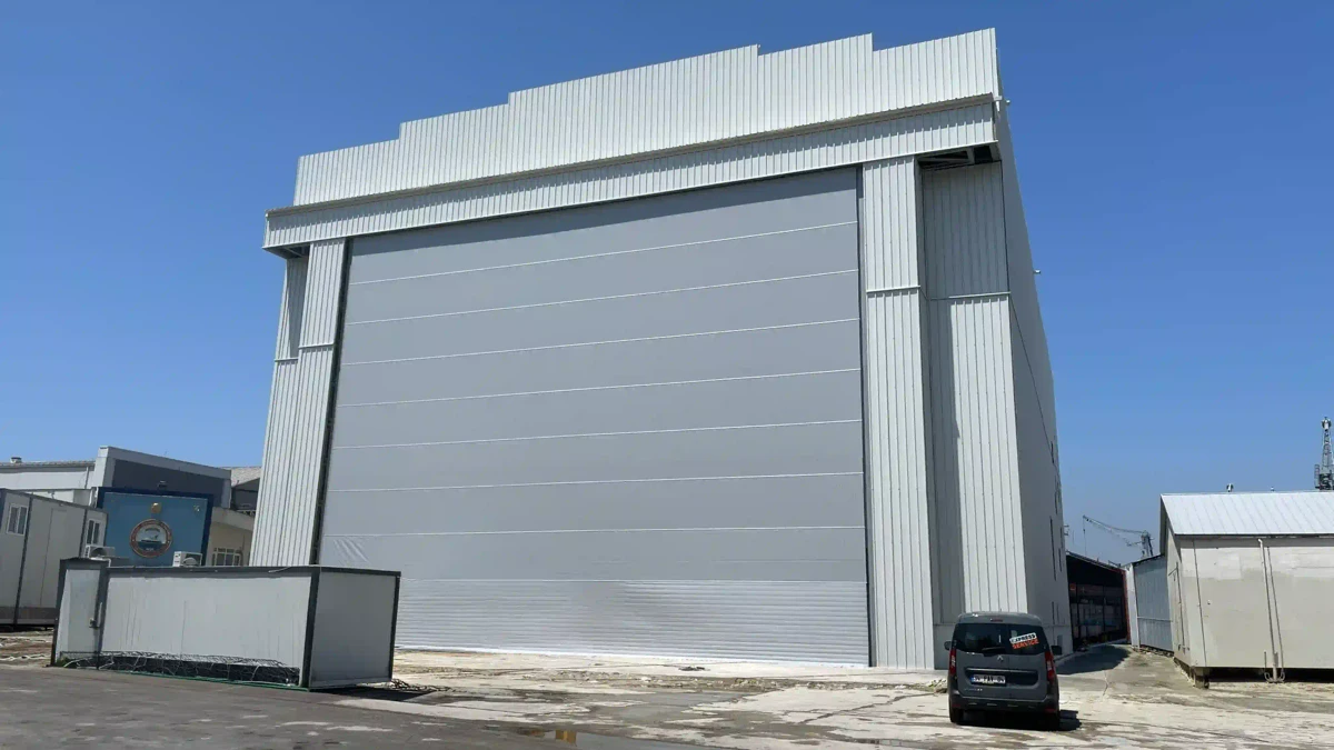 /assets/products/hangar-doors/maxi-hangar/IMG_1033_pawdoors.webp