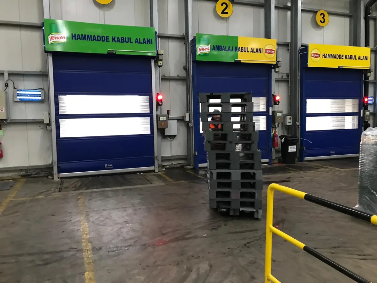 High-speed roll-up door in a modern logistics warehouse