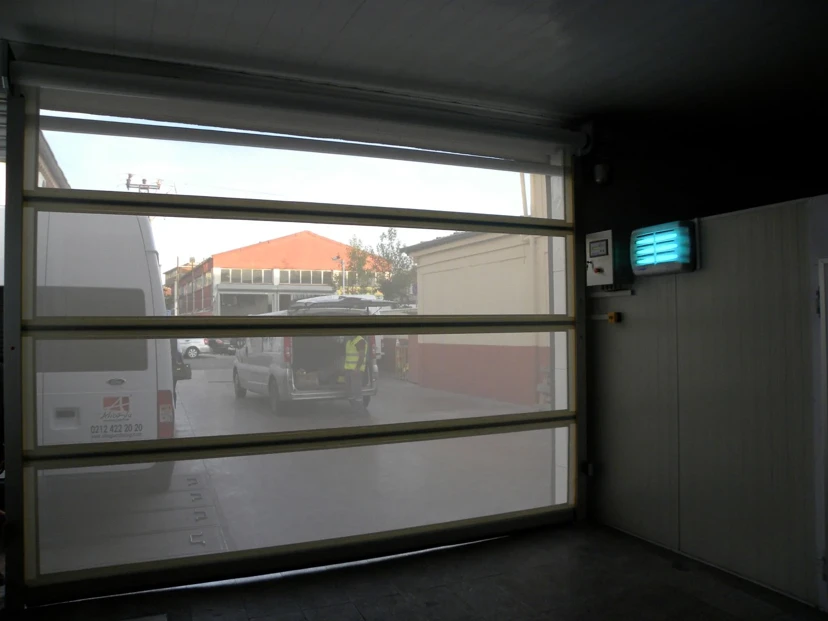 Transparent Roll-Up Door Transparent roll-up door